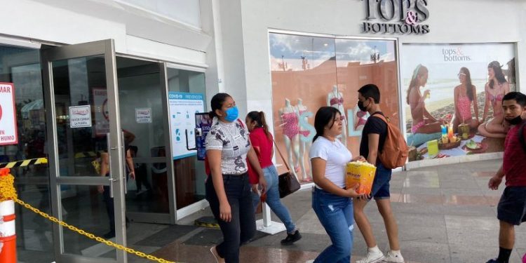 A pesar de rebrote Covid personas arriban las plazas