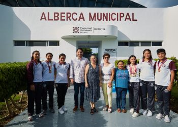 Juanita Alonso entrega rehabilitación de alberca pública municipal