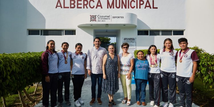 Juanita Alonso entrega rehabilitación de alberca pública municipal