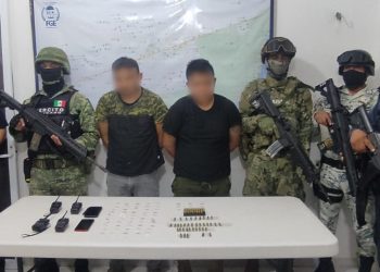 Policía de Tulum detiene a dos masculinos con presunta droga y armamento