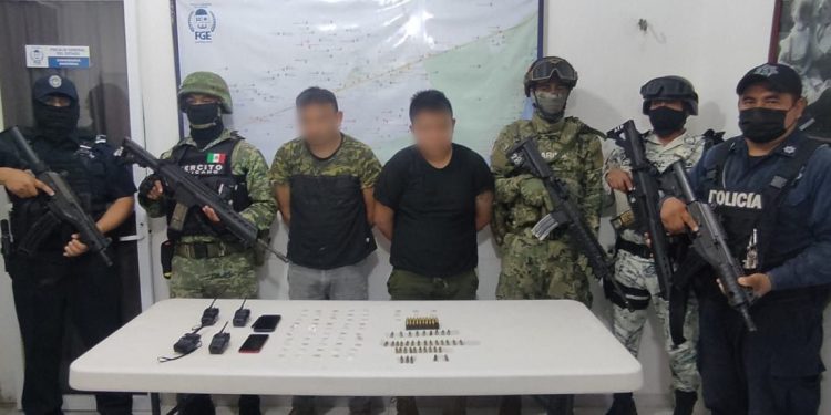 Policía de Tulum detiene a dos masculinos con presunta droga y armamento