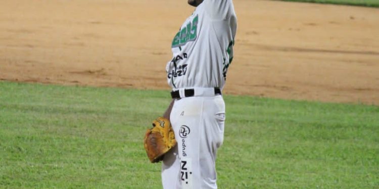 Cubano Yera hace historia con Olmecas, lanza juego perfecto