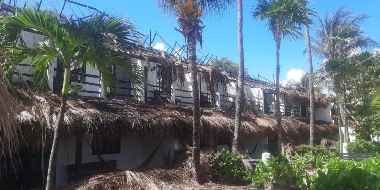 Evacuan 85 turistas en hotel Amaite que se incendio