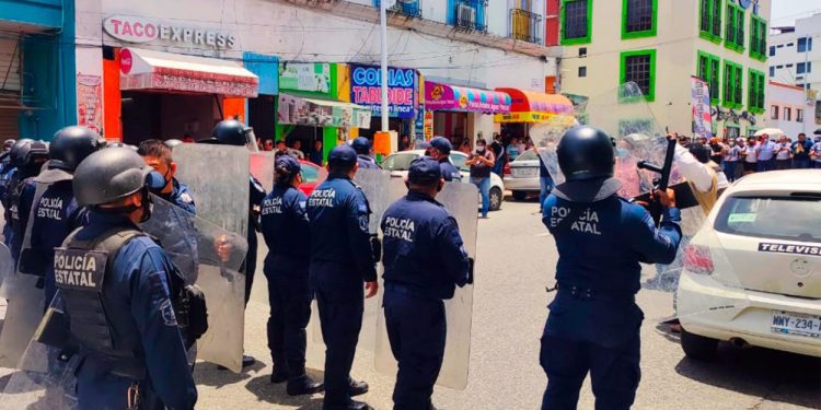 Exige el PRI y PRD la liberación de maestros tras enfrentamiento con los antimotines