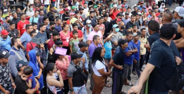 Caravana migrante parte desde Tapachula para solicitar visas al INM