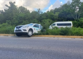 Taxista termina atravesado en un camellón central en Playa del Carmen