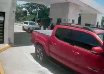Hombre imprudente arremete contra barrera de seguridad en un fraccionamiento de Tabasco