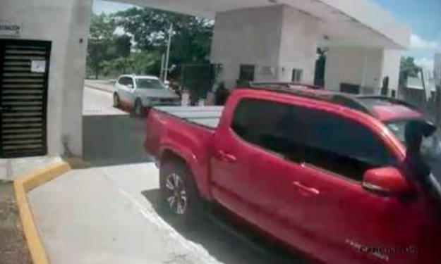 Hombre imprudente arremete contra barrera de seguridad en un fraccionamiento de Tabasco