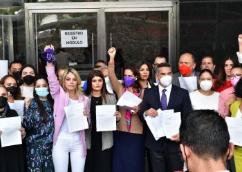 Denuncian diputadas y diputados del PRI a Layda Sansores ante la FGR