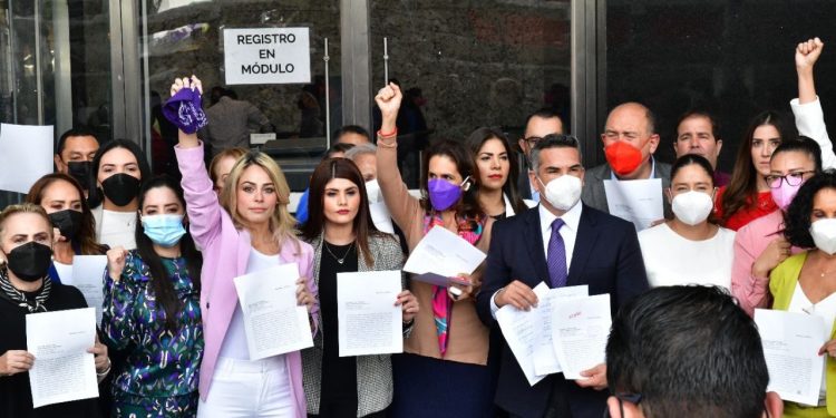 Denuncian diputadas y diputados del PRI a Layda Sansores ante la FGR