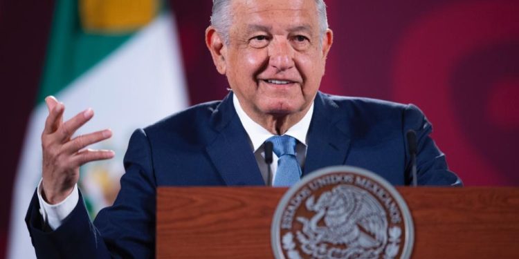 Presidente de la República firma iniciativa para eliminar horario de verano