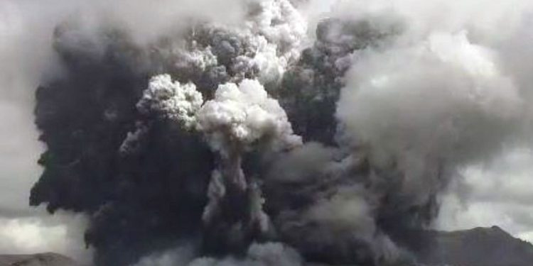 Volcán de Japón entra en erupción, hasta el momento no hay heridos