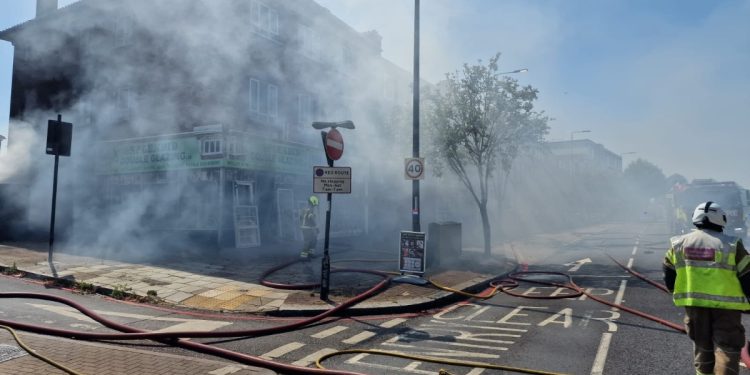 Se reportan incendios en la capital inglesa tras una fuerte ola de calor