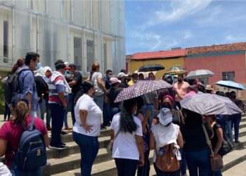 Desalojan a maestros luego de exigir su pago en el Palacio de Gobierno, Tabasco