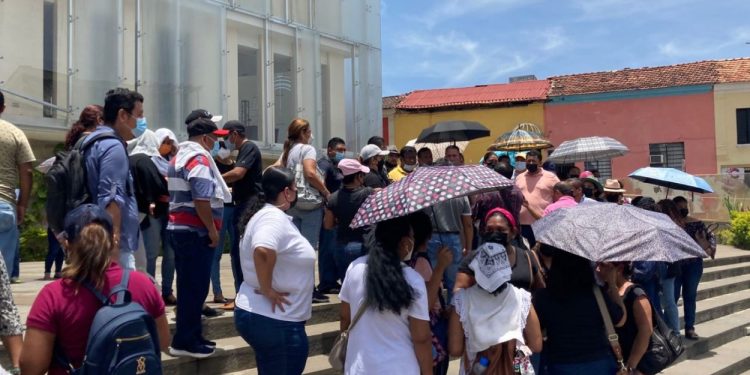 Desalojan a maestros luego de exigir su pago en el Palacio de Gobierno, Tabasco