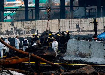 Hallan restos óseos en el incendio industrial en Cuba