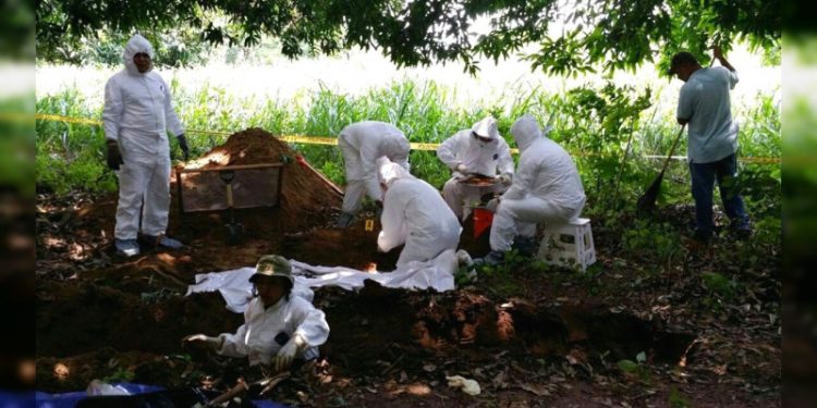 Encuentran 11 cadáveres en fosas clandestinas de Uruapan