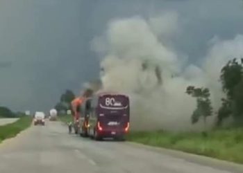 Autobús ADO termina en llamas la carretera Mérida – Cancún