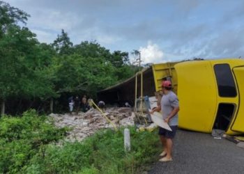 Tráiler cargado de losas de mármol sufre aparatoso accidente en tramo de la muerte en Carrillo Puerto