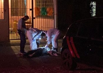 Le dan el ‘tiro de gracia’ a un hombre tras arrojarlo de una camioneta en Cancún