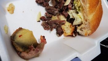 Pidió un combo en Mr Bean Cancún y se lo dieron con todo una cola de lagartija