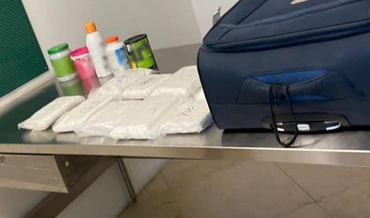 Autoridades mexicanas aseguran a turista extranjera en el aeropuerto de Cancún por transportar narcóticos en su equipaje