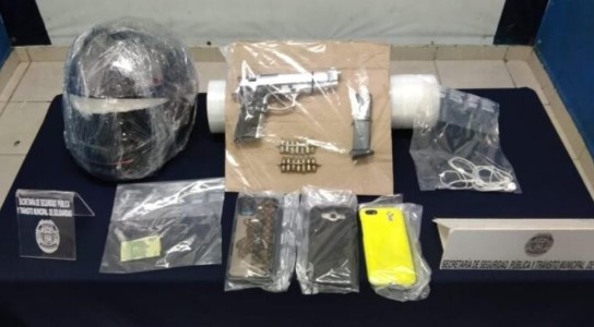 Aseguran a presunto asaltante armado tras derrapar en Playa del Carmen