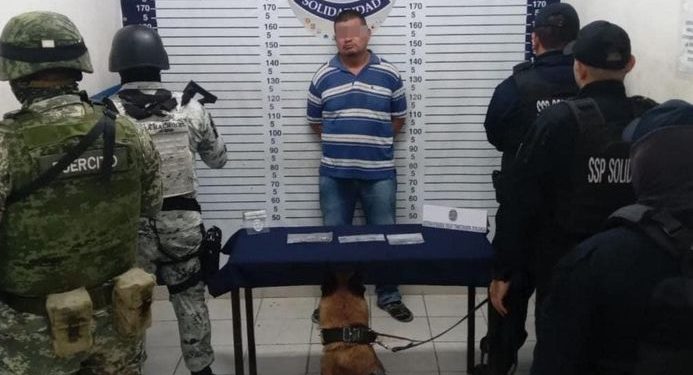 Aseguran a sujeto por posesión de posibles narcóticos en Playa del Carmen