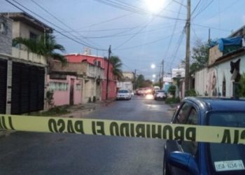 Asesinan a un hombre al interior de una van en Cancún