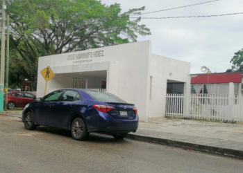 Secundaria de Chetumal protesta ante la falta de atención de la SEP y el Ifeqroo