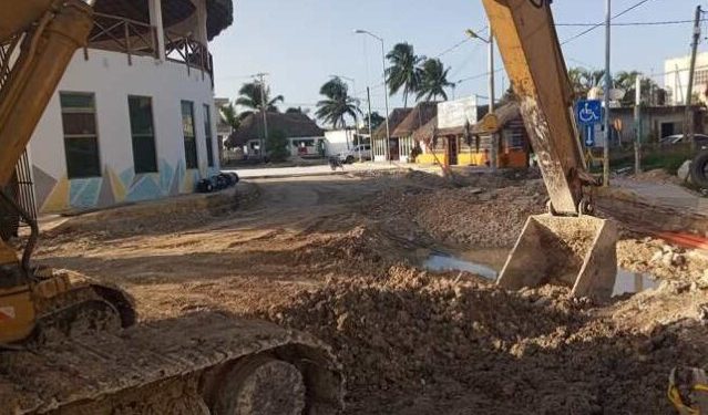 Ciudadanos de Chiquilá exigen soluciones ante los atrasos de la modernización de la glorieta del puerto