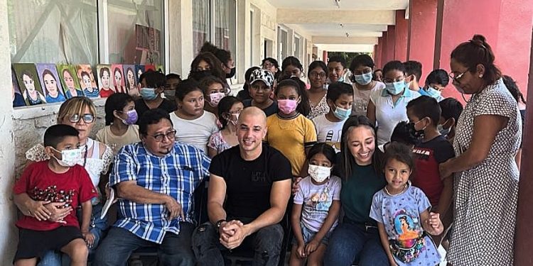 Sostiene charlas didácticas el pintor cubano Yancarlos Perugorría