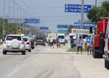 Aumentan las quejas en contra de los «jaladores» en la carretera Tulum – Playa del Carmen