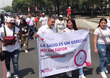 Padres de niños con cáncer se manifiestan en CDMX exigiendo el abasto de medicamentos