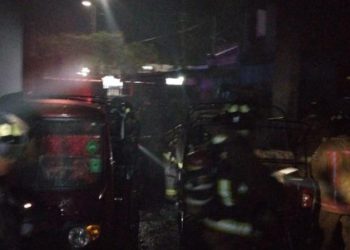 Incendio posiblemente provocado, consume 6 mototaxis y un camión en Cancún