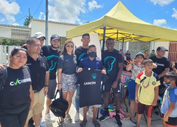 Cancún FC y ‘Ciudadanos Por Ciudadanos’ hacen feliz a niños de Tres Reyes, con exitoso ‘Mochilatón ’
