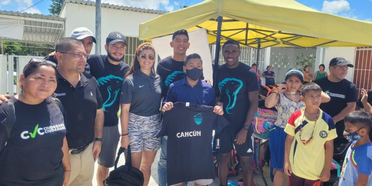 Cancún FC y ‘Ciudadanos Por Ciudadanos’ hacen feliz a niños de Tres Reyes, con exitoso ‘Mochilatón ’
