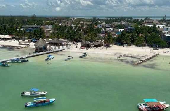 Holbox continúa sin electricidad en al menos el 70% de la isla