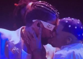 Bad Bunny continúa rompiendo estereotipos tras plantarle tremendo beso a un bailarín