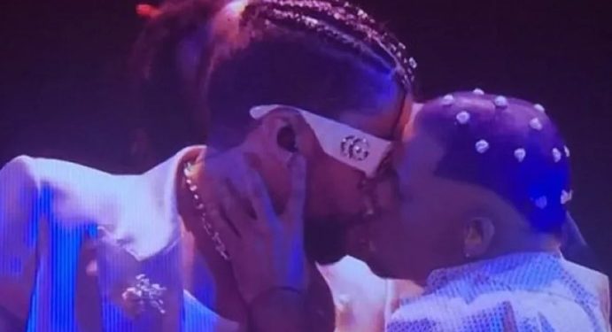 Bad Bunny continúa rompiendo estereotipos tras plantarle tremendo beso a un bailarín