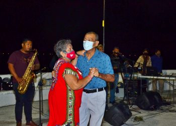 La FPMC dedica la Noche de Baile “Una Cana al Aire” a los abuelitos en su día