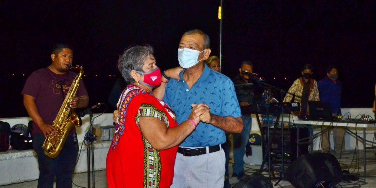 La FPMC dedica la Noche de Baile “Una Cana al Aire” a los abuelitos en su día
