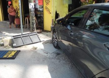 Automóvil choca contra local de hamburguesas en Playa del Carmen