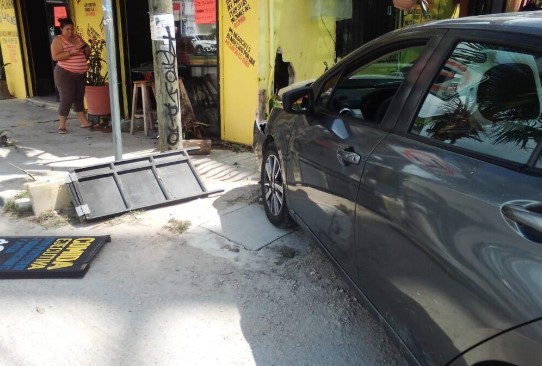 Automóvil choca contra local de hamburguesas en Playa del Carmen