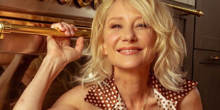 Anne Heche, famosa actriz entra en coma tras sufrir un accidente automovilístico