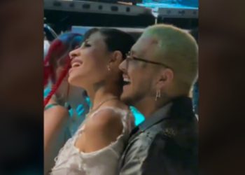 Cristian Nodal vuelve aparece en público sin tatuajes en la cara junto a Cazzu