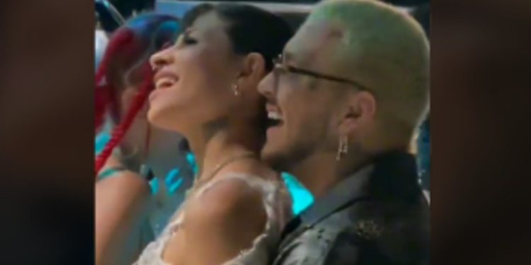 Cristian Nodal vuelve aparece en público sin tatuajes en la cara junto a Cazzu