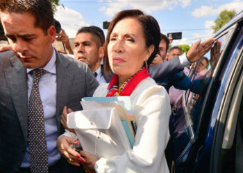 Rosario Robles entrega pasaporte y firma libro de registro en la FGR