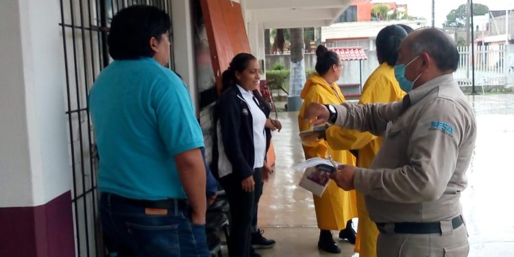 Realiza la SESA intensa jornada de aplicación de control larvario en colonias de Chetumal