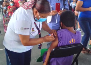 Vacunación contra la COVID-19 en niñas, niños y adolescentes avanza a buen ritmo